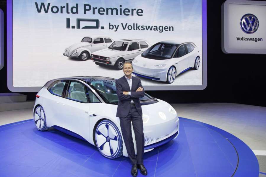 Wie auf dem Pariser Autosalon betonte Dr. Herbert Diess auch in Wolfsburg die Bedeutung der künftigen Elektrofahrzeuge. (Foto: Volkswagen)