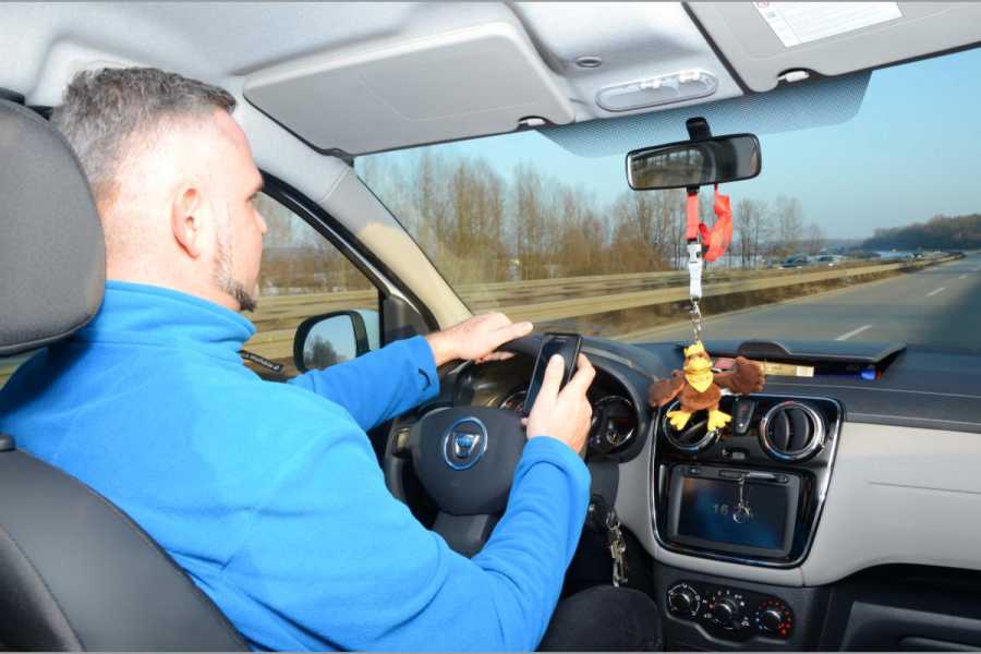 Wie stark Smartphones nicht nur am Steuer ablenken, will der Verkehrsgerichtstag klären. (Foto: Dietmar Fund)