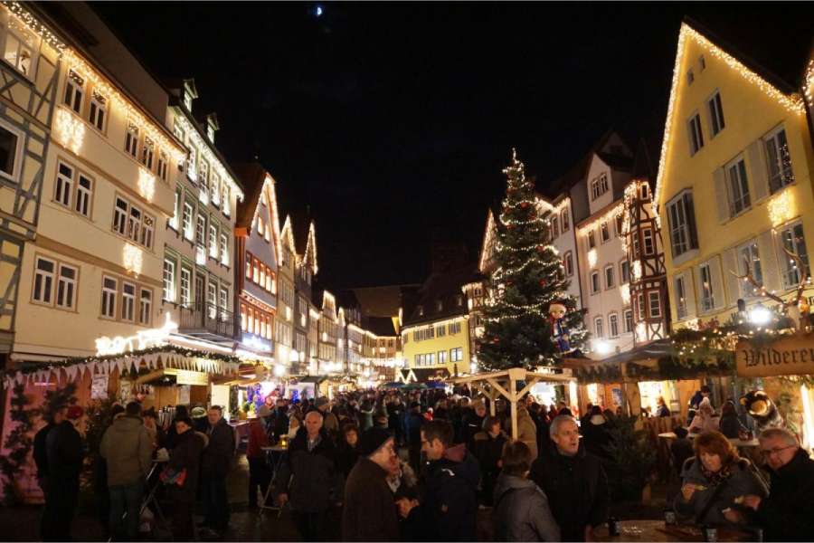 Das Veranstaltungsmobil fuhr an zwei Wochenenden auch zum Weinnachtsmarkt in Wertheim. (Foto: Stadt Wertheim)