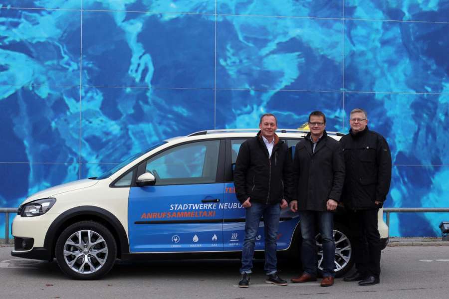 Der Taxiunternehmer Christian Eibl (v. l.) ist der neue Partner für Andreas Bichler und Walter Pusch von den Stadtwerken Neuburg/Donau. (Foto: Stadt Neuburg)