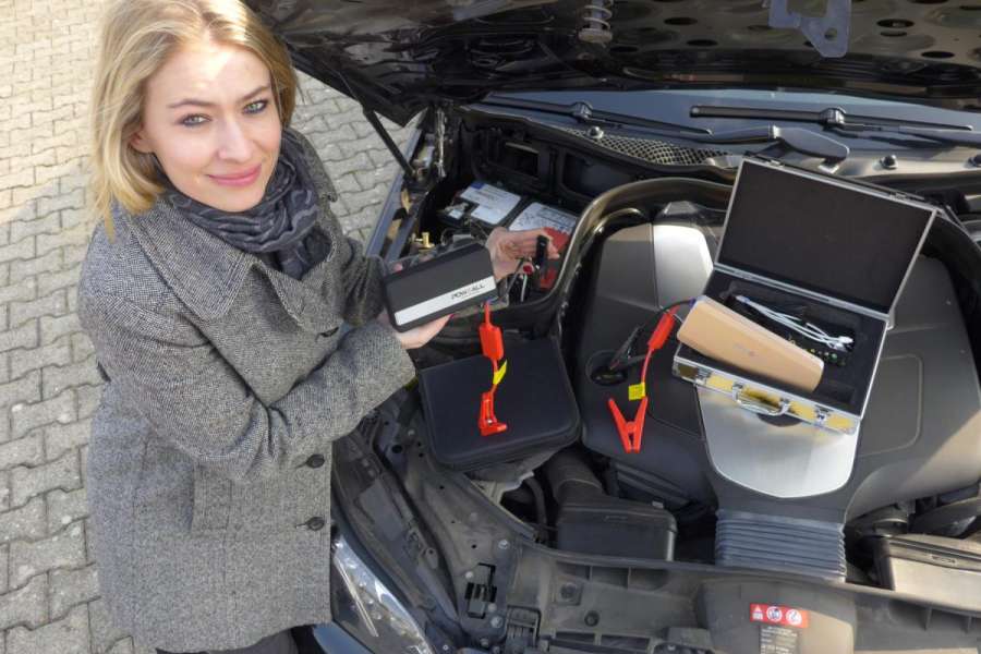 Die Starthilfe gebende Taxifahrerin muss den Akku-Pack nur in die Nähe der Fahrzeugbatterie halten. (Foto: B.W. Vertrieb GmbH)