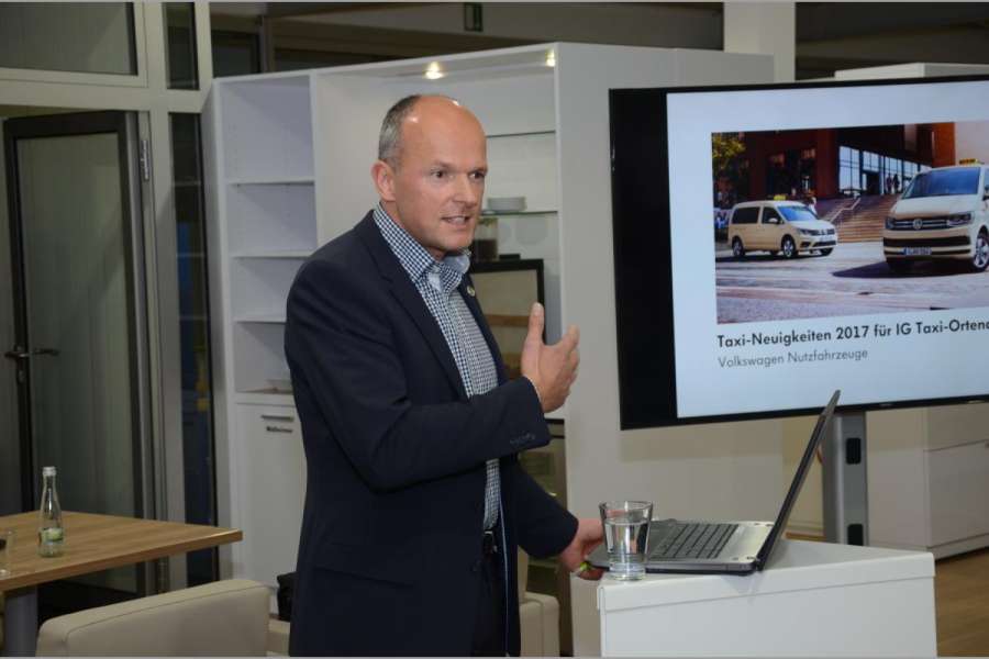 Joachim Flämig informierte bei der Offenburger Veranstaltung gut zwei Dutzend Taxiunternehmer. (Foto: Dietmar Fund)