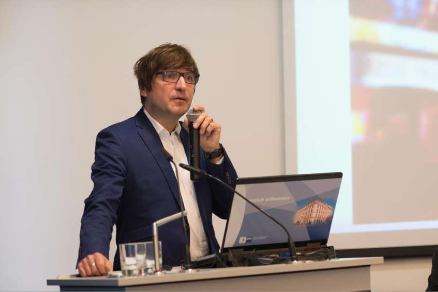 Dirk Ritter, Sachgebietsleiter für den Personenverkehr der Verkehrsgewerbeaufsicht, weist Hamburger Taxler ohne Fiskaltaxameter auf ihre Pflichten hin. (Foto: Erwin Fleischmann)