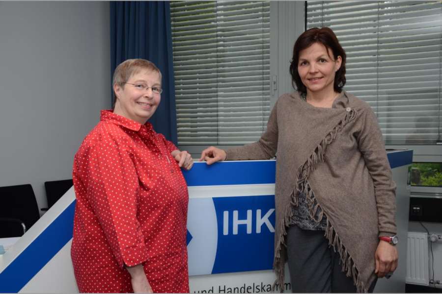Elke Hagg (r.) und Christiane Pöge organisieren die „Fiskaltaxameter-Schau“ der Münchner IHK. (Foto: Dietmar Fund)