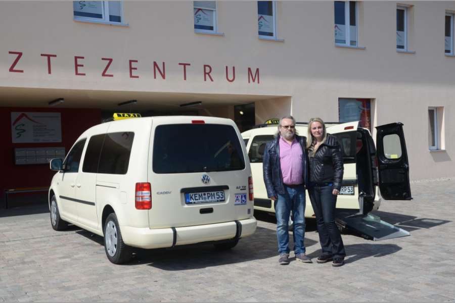 Wer außer Rollstuhlfahrern auch Fahrgäste in E-Scootern befördert und ordnungsgemäß sichert, sollte diesen Service ruhig publik machen. (Foto: Dietmar Fund)