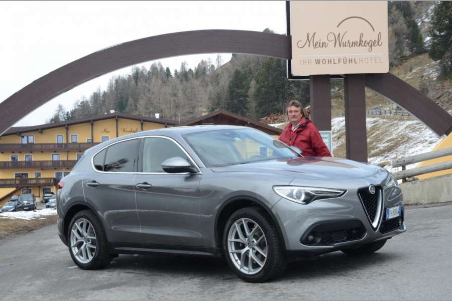 Im Alfa Romeo Stelvio sitzt man 190 Millimeter höher als in der Limousine Giulia, die seine technische Basis liefert. (Foto: Dietmar Fund)