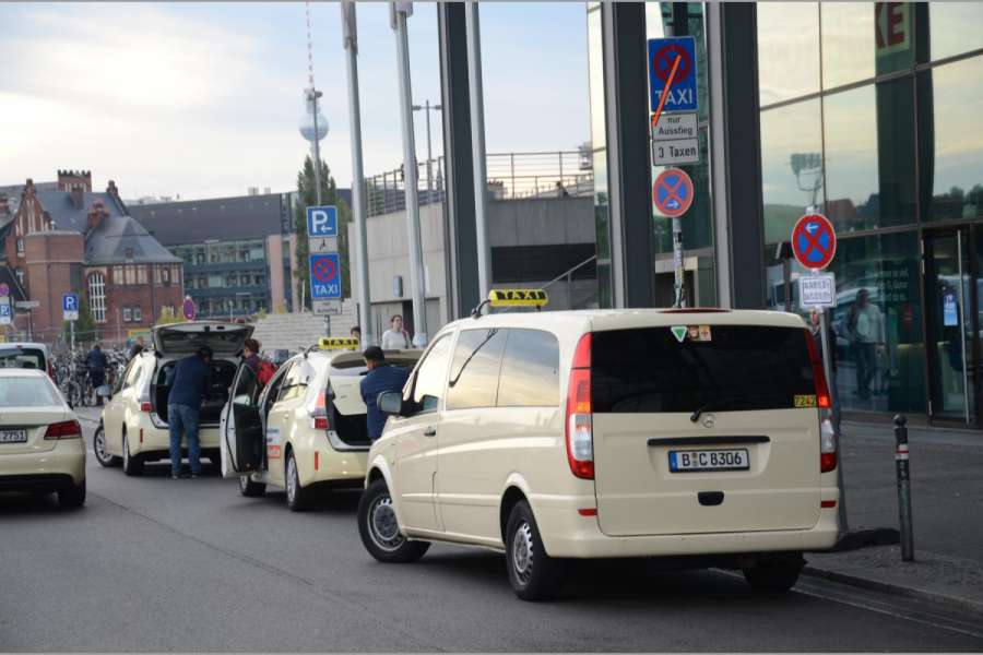 Die Berliner Verkehrsbetriebe denken über Rufbusse mit acht Fahrgastplätzen nach, die eventuell auch von Taxiunternehmern betrieben werden könnten. (Foto: Dietmar Fund)