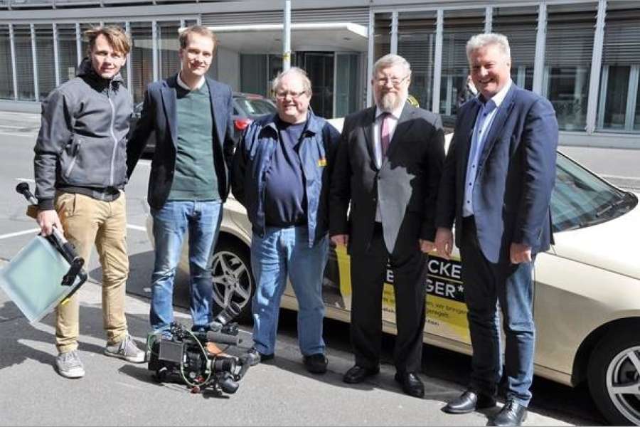 Kameramann Frank Timmermann (v.l.) und Janek Dann von „blitzfang Medien“ lobten den Taxiunternehmer Gerhard Engelmann, der den Landesvorsitzenden Adolf Bauer unter den Augen von Landesgeschäftsführer Dirk Swinke immer wieder hatte einsteigen lassen. (Foto: Hallo Taxi 3811 GmbH)