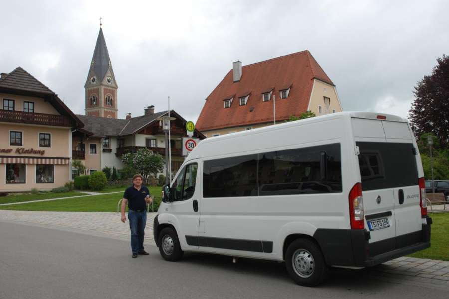 Der Variobus, der im Mai 2014 (Foto) noch ohne Werbe-Beklebung gestartet ist,  fährt seit Mai 2017 zu eingeschränkten Zeiten von Haltestelle zu Haltestelle. (Foto: Dietmar Fund)