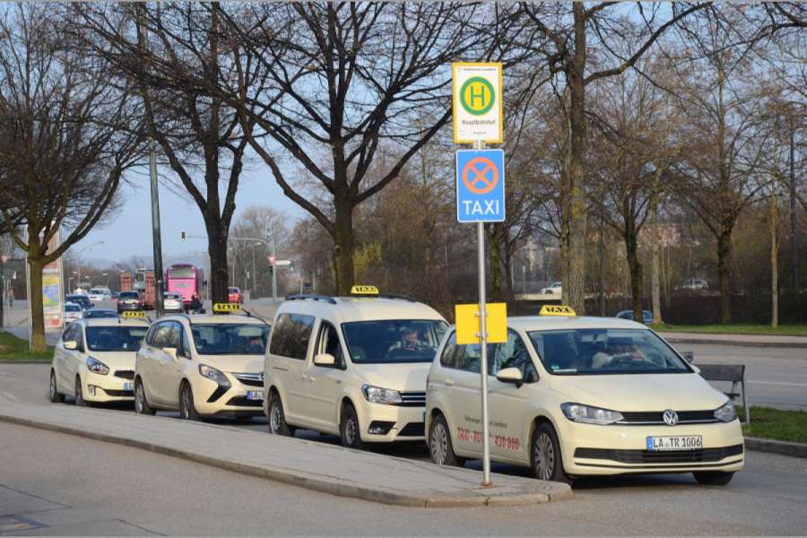 Zweimal bis zu 50 Kilometer Taxi fahren, das spendiert die AXA jetzt bestimmten Neukunden. (Foto: Dietmar Fund)