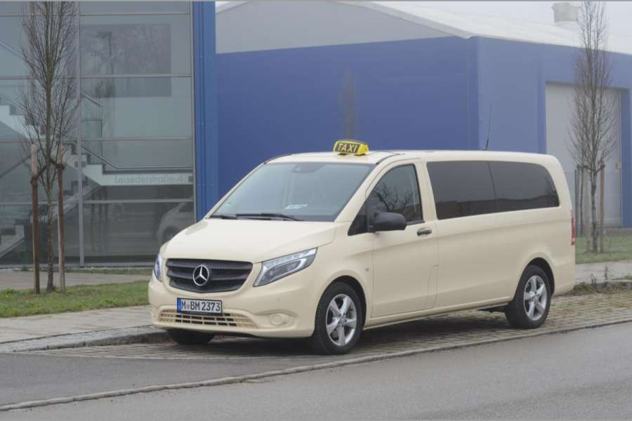 Taxifahrer sollten als Vielfahrer schon gewohnheitsmäßig in den Außenspiegel blicken, bevor sie ihre Fahrertüre öffnen. (Foto: Dietmar Fund)