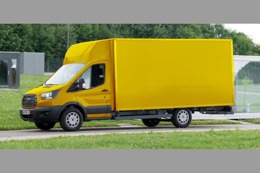 Der erste elektrifizierte Ford Transit wird ein Lieferfahrzeug. Ob es auch bestuhlte Fahrzeuge mit Elektroantrieb geben wird, konnte Ford noch nicht sagen. (Foto: Ford)