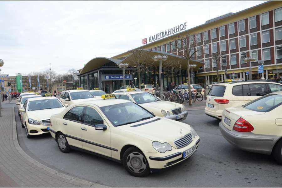 Die Gutscheinaktion gilt dieses Mal auch für bargeldlos bezahlte Taxifahrten, die von Taxizentralen vermittelt worden sind, beispielsweise in Bochum. (Foto: Dietmar Fund)