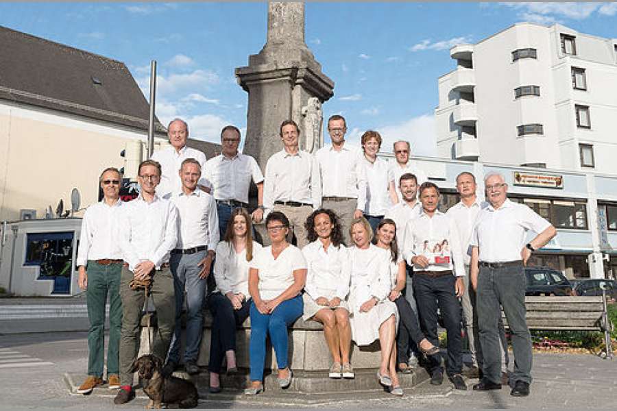 Diese 18 Apothekerinnen und Apotheker bieten den patientenfreundlichen Taxi-Service an. (Foto: Lifestyle Network)