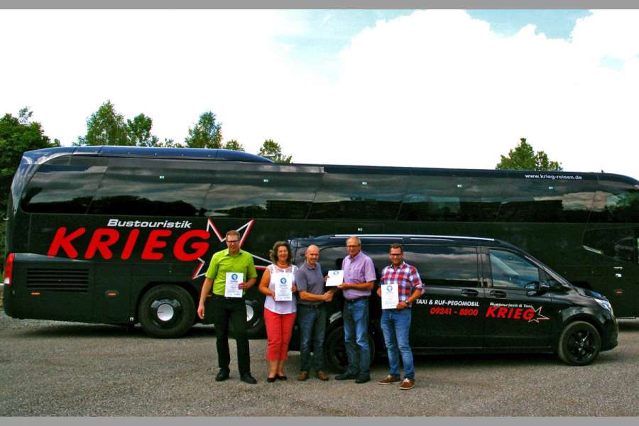 Stolz auf drei Zertifikate für alle Sparten sind (v.l.): Stefan Krieg, Barbara Krieg, Dekra-Fachabteilungsleiter Prüfwesen Harald Haas, Lothar Krieg und Florian Krieg. (Foto: Bustouristik & Taxi Lothar Krieg)