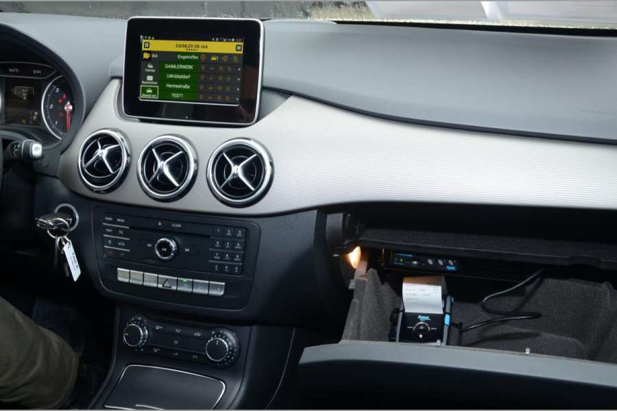 Auch nur zum Musikhören sollte man die Handy-Funktionen besser über das Fahrzeug bedienen und das Handy „links liegen lassen“. (Foto: Dietmar Fund)