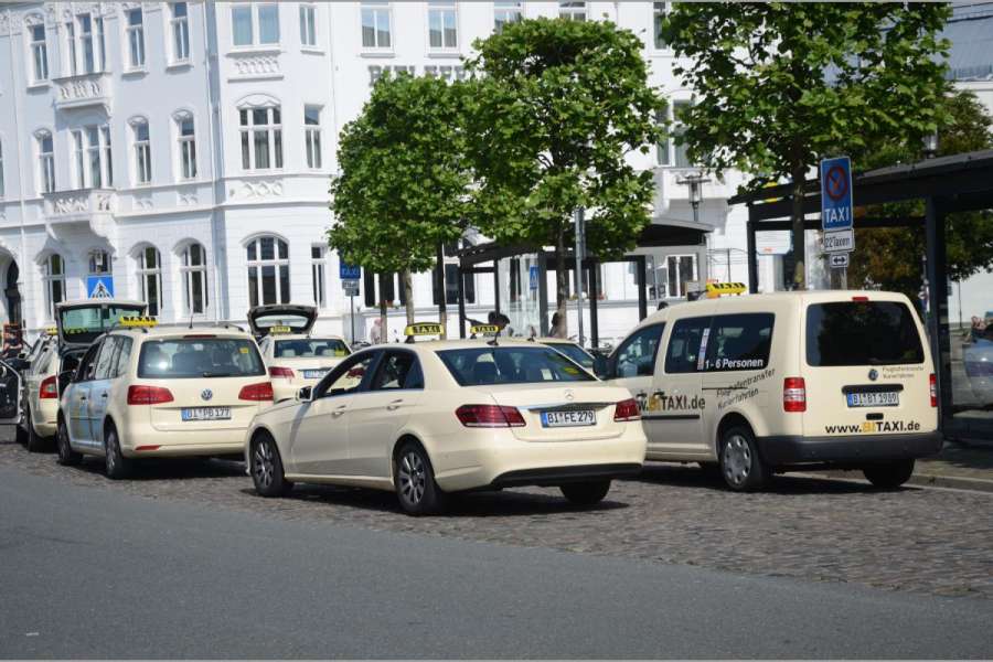 Im Taxi auf Kundschaft warten zu müssen, ist Schicksal. In der Werkstatt auf ein Software-Update zu warten, ist es nicht, meint der BZP. (Foto: Dietmar Fund)