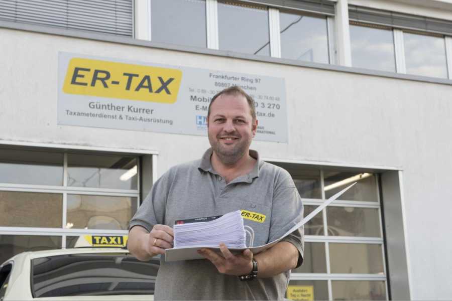 Auch Umrüster wie Günther Kurrer von ER-TAX in München können bald wieder mehr Fahrzeugmodelle eichrechtskonform zum Taxi umrüsten. (Foto: Erwin Fleischmann)