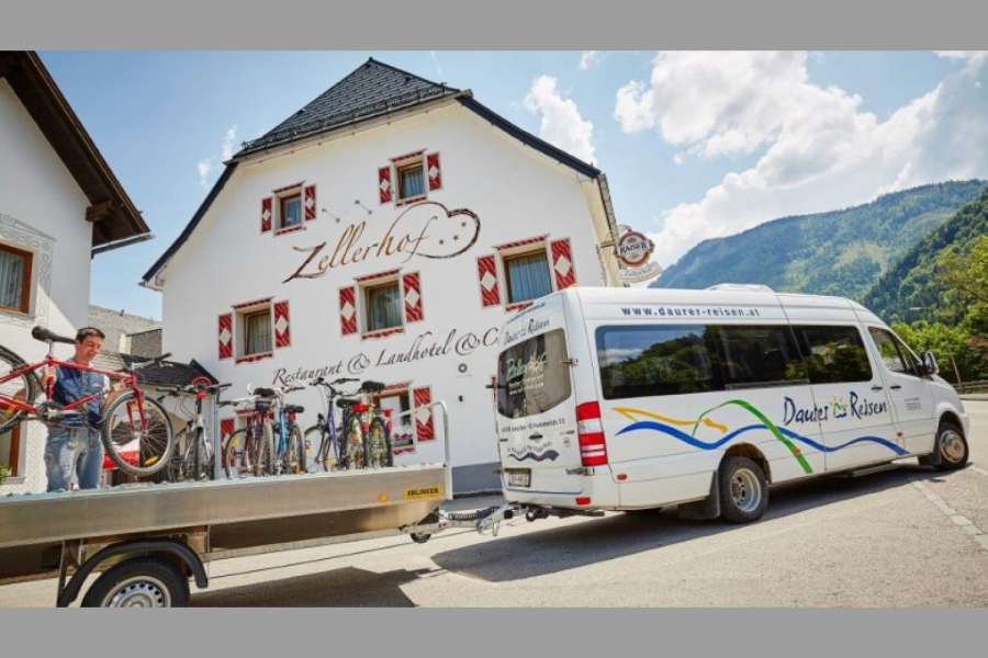 Das Taxi- und Busunternehmen Daurer setzt einen Mercedes-Benz Sprinter oder einen VW-Bus mit einem Radanhänger ein. (Foto: Bike-Shuttle Daurer / Michael Liebert)