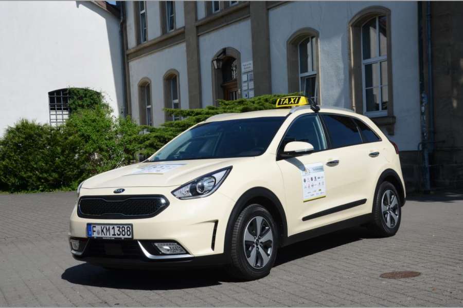 Taxiunternehmer können sich beim kompakten SUV Kia Niro jetzt zwischen einem normalen und einem Plug-in-Hybriden entscheiden. (Foto: Dietmar Fund
