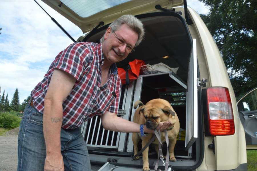 Branko Samenarovic hat sich aufwändig auf die Tiertransporte vorbereitet. (Foto: Kristina Sagowski / Norddeutsche Rundschau)