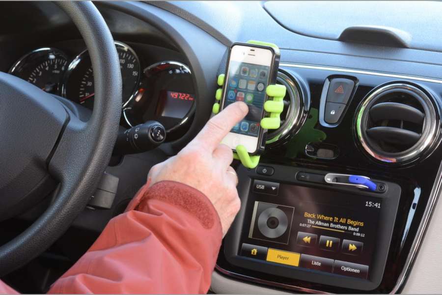 Grob fahrlässig ist zum Beispiel das Hantieren am Handy während der Fahrt. (Foto: Dietmar Fund)