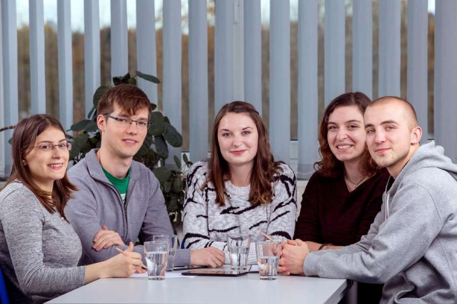 Die jungen Azubis und Studierenden arbeiten in Teams an neuen Webseiten. (Foto: Förderverein für regionale Entwicklung)