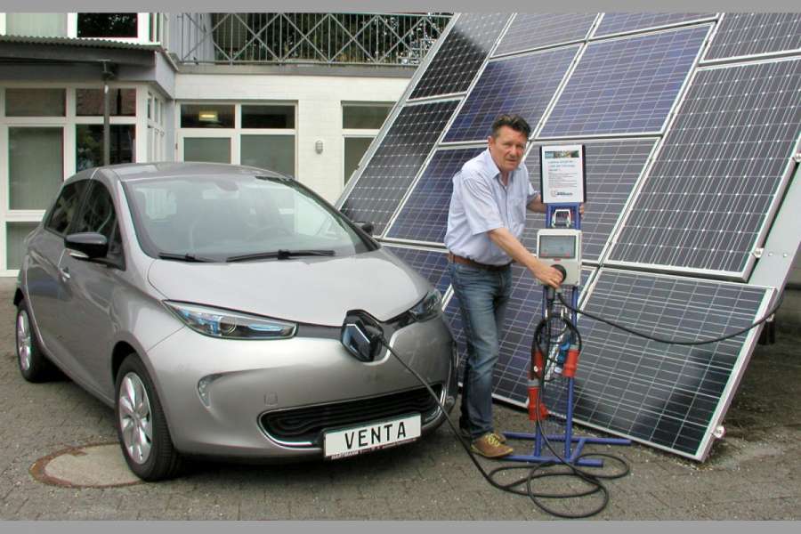 Die mobile Ladestation, auf dem Foto das kleine Teil mit den Armaturen, kann auch an eine Solaranlage angeschlossen werden. (Foto: Venta-Supply) 