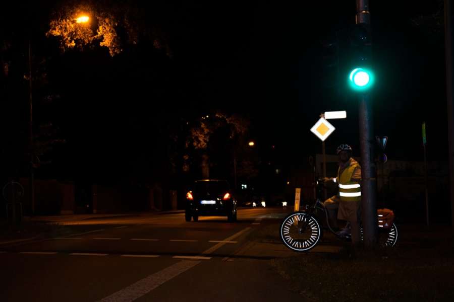 Ohne retroreflektierende Elemente sind Radfahrer und Fußgänger erst sehr viel später zu erkennen. (Foto: DVR)