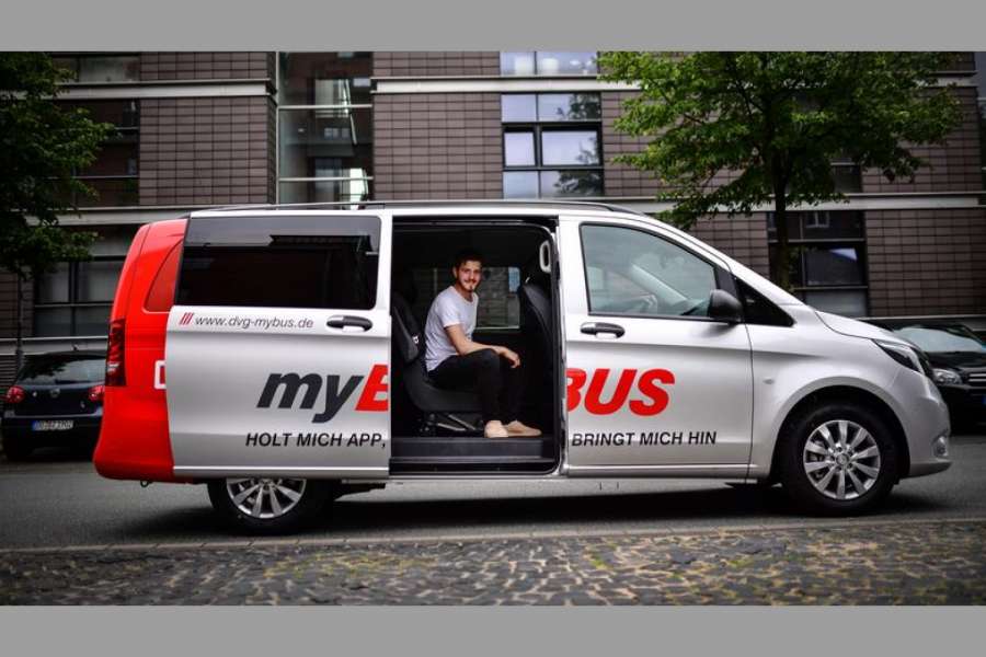 Die Fahrzeuge von „myBUS“ haben fünf Sitzplätze und sind auffällig und werbewirksam gestaltet. (Foto: DVG)