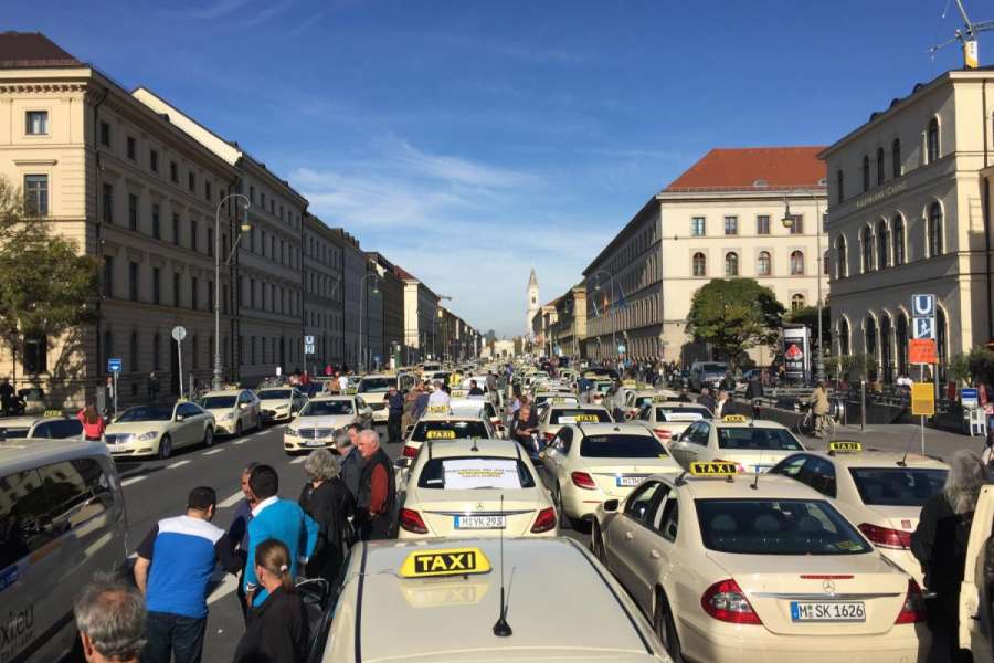 Die Sternfahrt und die Kundgebung des Taxi-Verbandes München wurden in der örtlichen und der überregionalen Presse stark beachtet. (Foto: F. Schmeidl/MTZ)