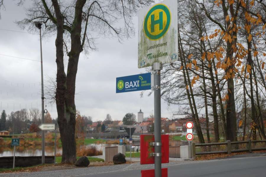 An der BAXI-Haltestelle beim Landratsamt Tirschenreuth werden bald auch Elektro-BAXI von Nissan aufkreuzen. (Foto: Dietmar Fund)