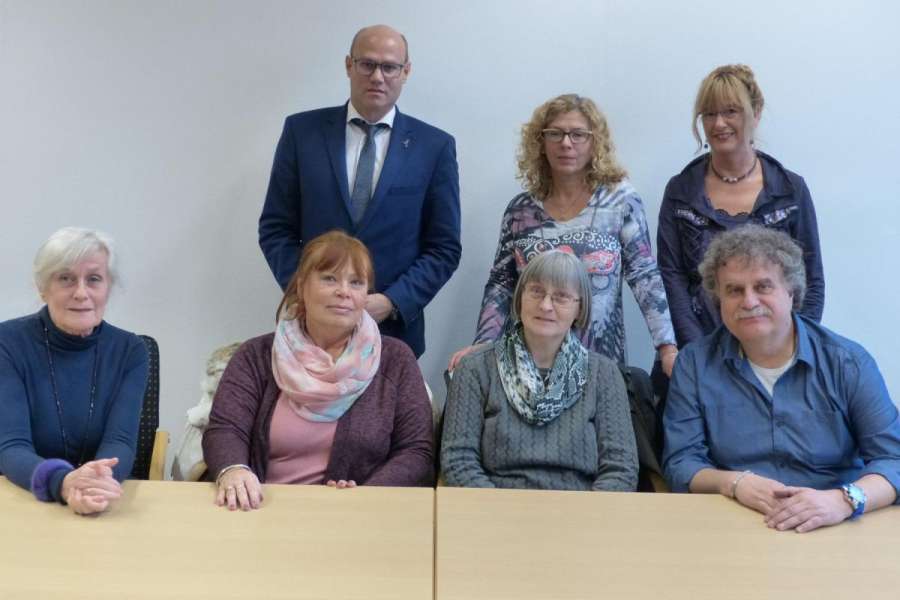 Sie freuen sich über Erleichterung für Gehörlose (vorn, v. l.): Ingrid Knell, Bärbel Keiner (Behindertenbeirat), Gertraud Haus, Joachim Nieth (Ortsbund der Gehörlosen); hinten: Dezernent Jörg Kratkey, Behindertenbeauftragte Ulrike Agel und Verena Schröder, Geschäftsführerin des Behindertenbeirats. (Foto: Stadt Wetzlar)
