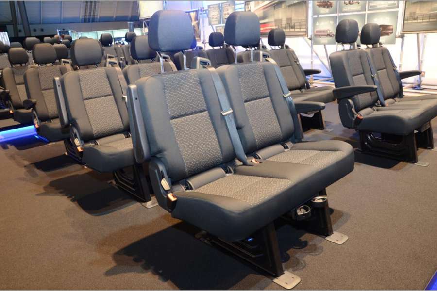 Auf den neuen Fahrgastsitzen durften Journalisten bereits eine Sitzprobe machen. Bis auf sie und die Cockpit-Varianten war vom neuen Fahrzeug noch nichts zu sehen. (Foto: Dietmar Fund)