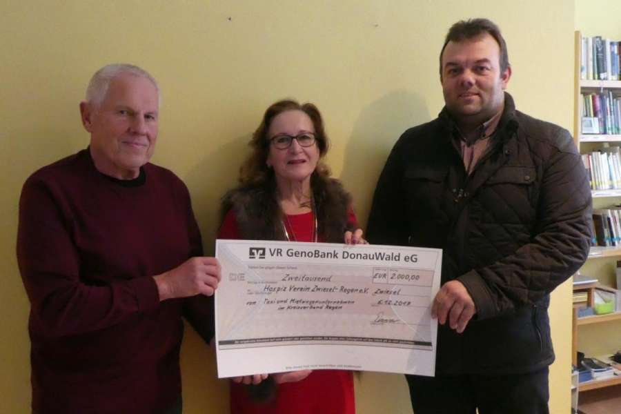 Heidemarie Horenburg, Vorsitzende des Hospizvereins, nahm den Spendenscheck von Schatzmeister Fritz Kraus (l.) und dem Kreisvorsitzenden Klaus Danzer entgegen. (Foto: Hospizverein)