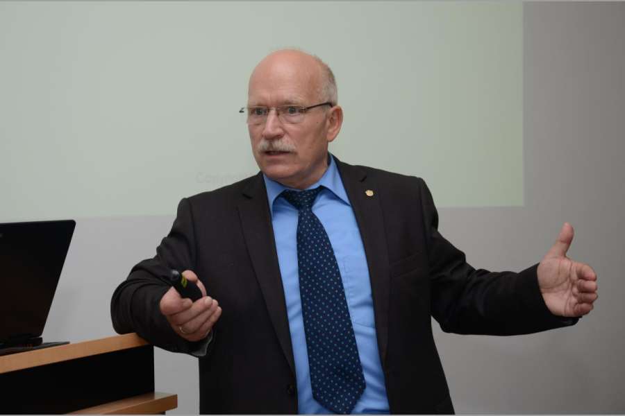 Siegfried W. Kerler trägt immer sehr praxisnah vor, was er beispielsweise im Frühjahr 2016 in Regensburg unter Beweis stellte. (Foto: Dietmar Fund)