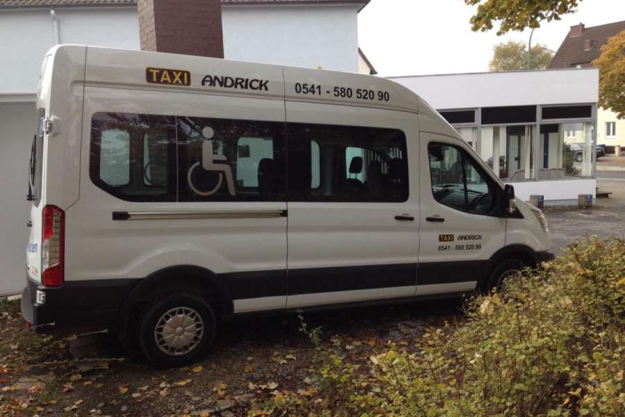 Mit Kleinbussen wie dem Ford Transit werden die Einkaufsfahrten abgewickelt. (Foto: Taxi-Andrick)