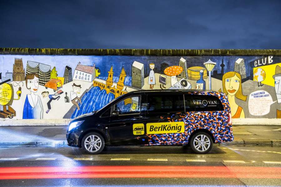 Die Kleinbusse und Elektro-Kompaktvans für das On-Demand-Ridesharing werden auffällig beklebt werden. (Foto: BVF/ViaVan)