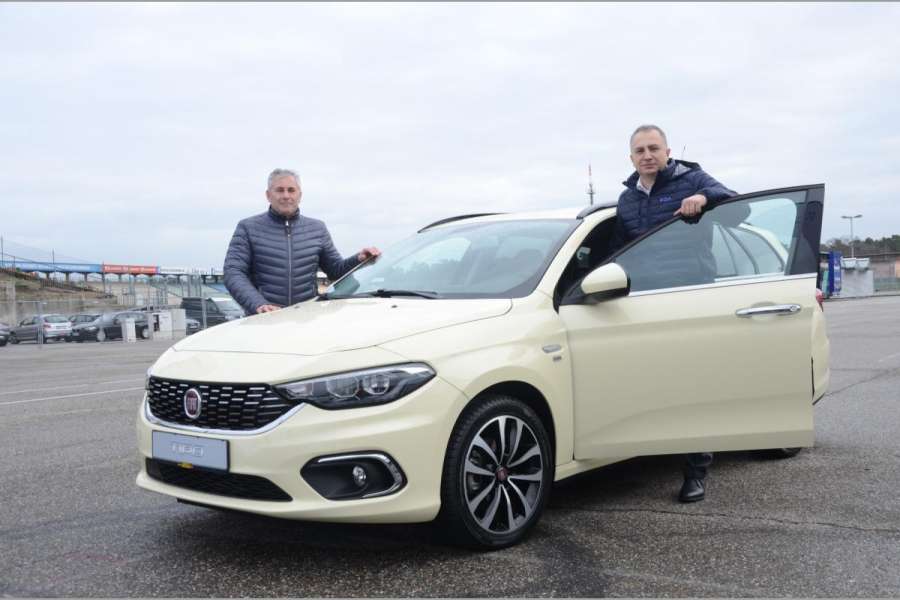 Taxi-Ansprechpartner Frank Schiedewitz (l.) und der neue Leiter Fleet & Business Sales, Saban Tekedereli, stellten wie im Vorjahr das Tipo Kombi-Taxi aus. (Foto: Dietmar Fund)