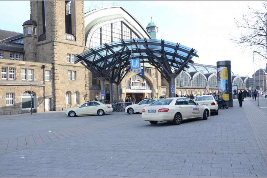 Hamburger müssen laut dem Portal am kürzesten für eine Taxifahrt arbeiten. (Foto: Dietmar Fund)