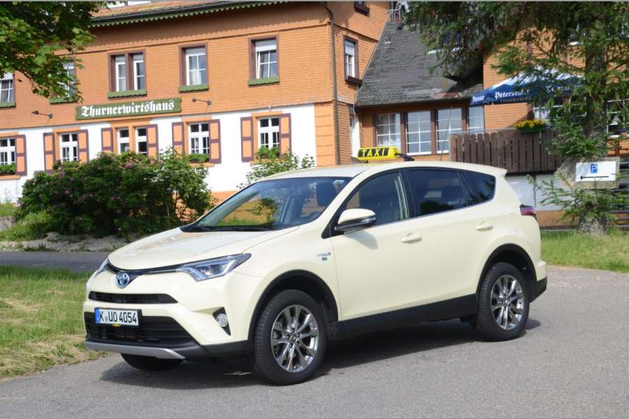 Der Toyota RAV4 erfreut sich auch bei Taxiunternehmern einer wachsenden Nachfrage. (Foto: Dietmar Fund)