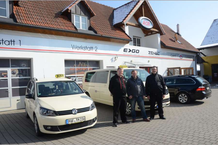 Stefan Fixsen (v.l.) und die Geschäftsführer Leopold und Walter Klaus bauen viele junge Gebrauchte auch aus anderen Bundesländern zu Taxis um. (Foto: Dietmar Fund)