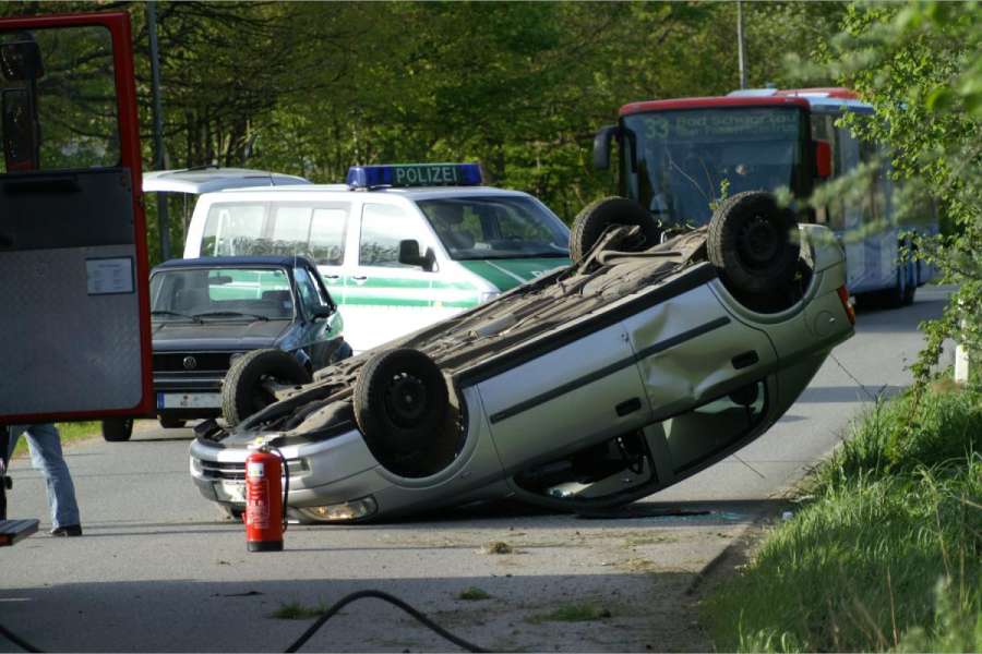 Bei schweren Unfällen ruft künftig der eCall automatisch die Rettungsleitstelle an. (Foto: Erich Kasten/pixelio.de)