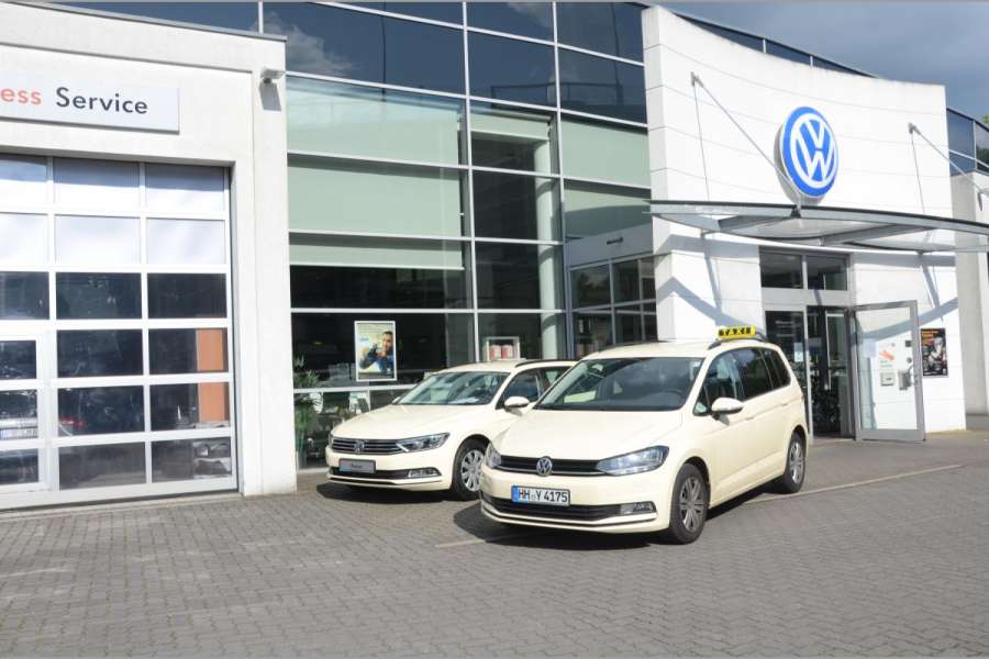 Das Touran-Taxi kann man schon nicht mehr bestellen, der Passat (hinten) läuft auch bald aus. Vielleicht haben noch Schwerpunkthändler solche Taxis vorrätig. (Foto: Dietmar Fund)