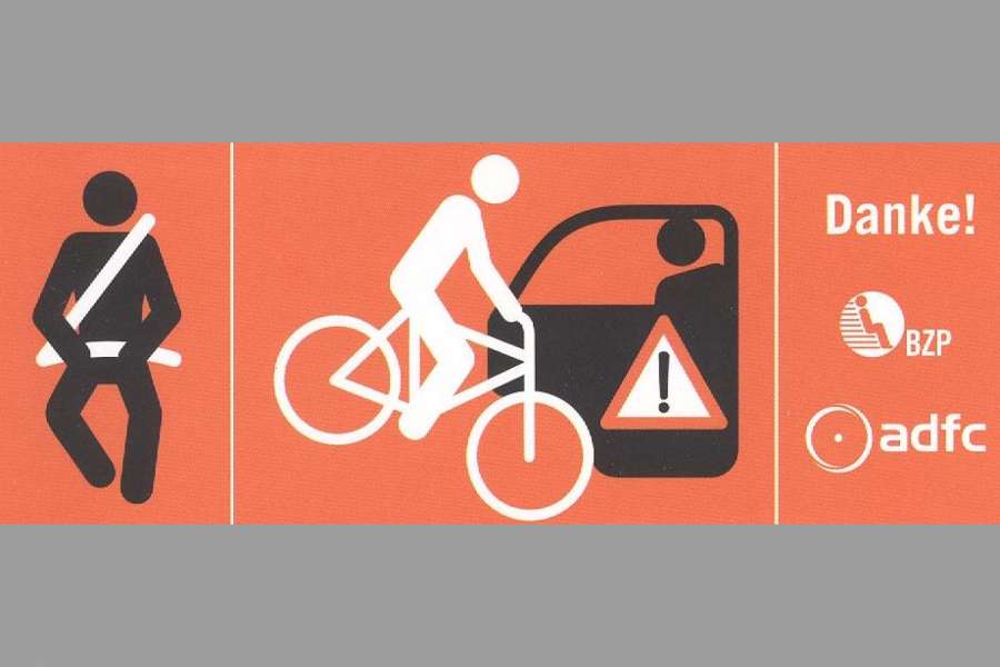 So sehen die Aufkleber für die Taxis aus, die Fahrgäste unter anderem zur Vorsicht beim Aussteigen auffordern sollen. (Abb.: GVN)