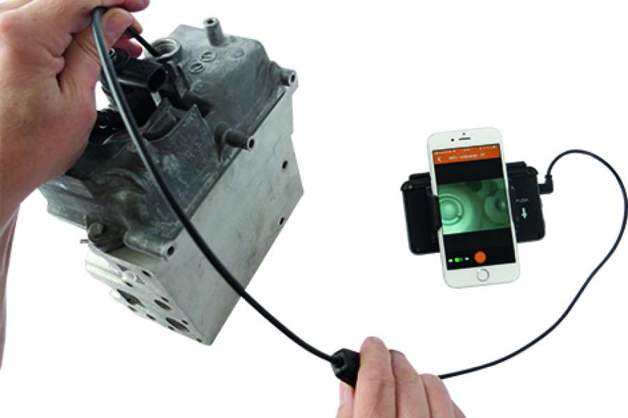 Das Endoskop wird per Kabel mit einem Smartphone verbunden. (Foto: Kunzer)