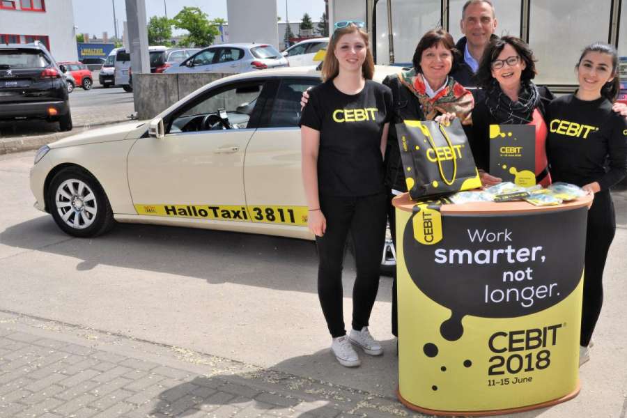 Das Team der Messe AG informierte die Taxifahrer über den neuen Verlauf der wichtigen Messe CEBIT. Im Hintergrund: Sven-Marcus Fürst, einer der Geschäftsführer der Taxizentrale. (Foto: Hallo Taxi 3811)