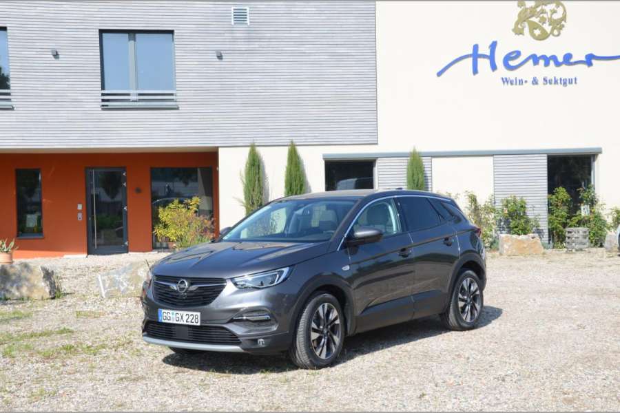 Der Opel Grandland X ist ein Kompakt-SUV mit recht gutem Fahrgastraum und höchstens etwas knappem Kofferraum. (Foto: Dietmar Fund)