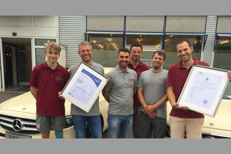 Über das QM-Zertifikat des TÜV Nord (l.) und das der PTB (r.) freut sich das Team. Es besteht aus (v.l.) Paul Jarmes, Geschäftsführer Andreas Köppen, Werkstattleiter Alfredo da Silva, Sven Vanheiden, Sascha Netzel und Felix Brandt. (Foto: Reuss)