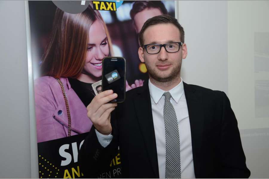 Markus Simon, Arbeitsbereichsleiter für den ÖPNV im Landratsamt Lichtenfels, hat die App mit auf den Weg gebracht. Hier zeigt er, wie man sich mit dem Personalausweis und NFC-Technik anmeldet. (Foto: Dietmar Fund)